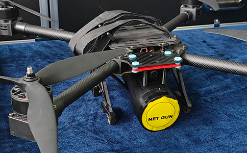 穿越机挂载网捕器：高空侦查精准网捕